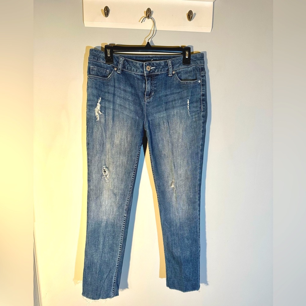 SIMPLY VERA CROPPED DISTRESSED JEANS